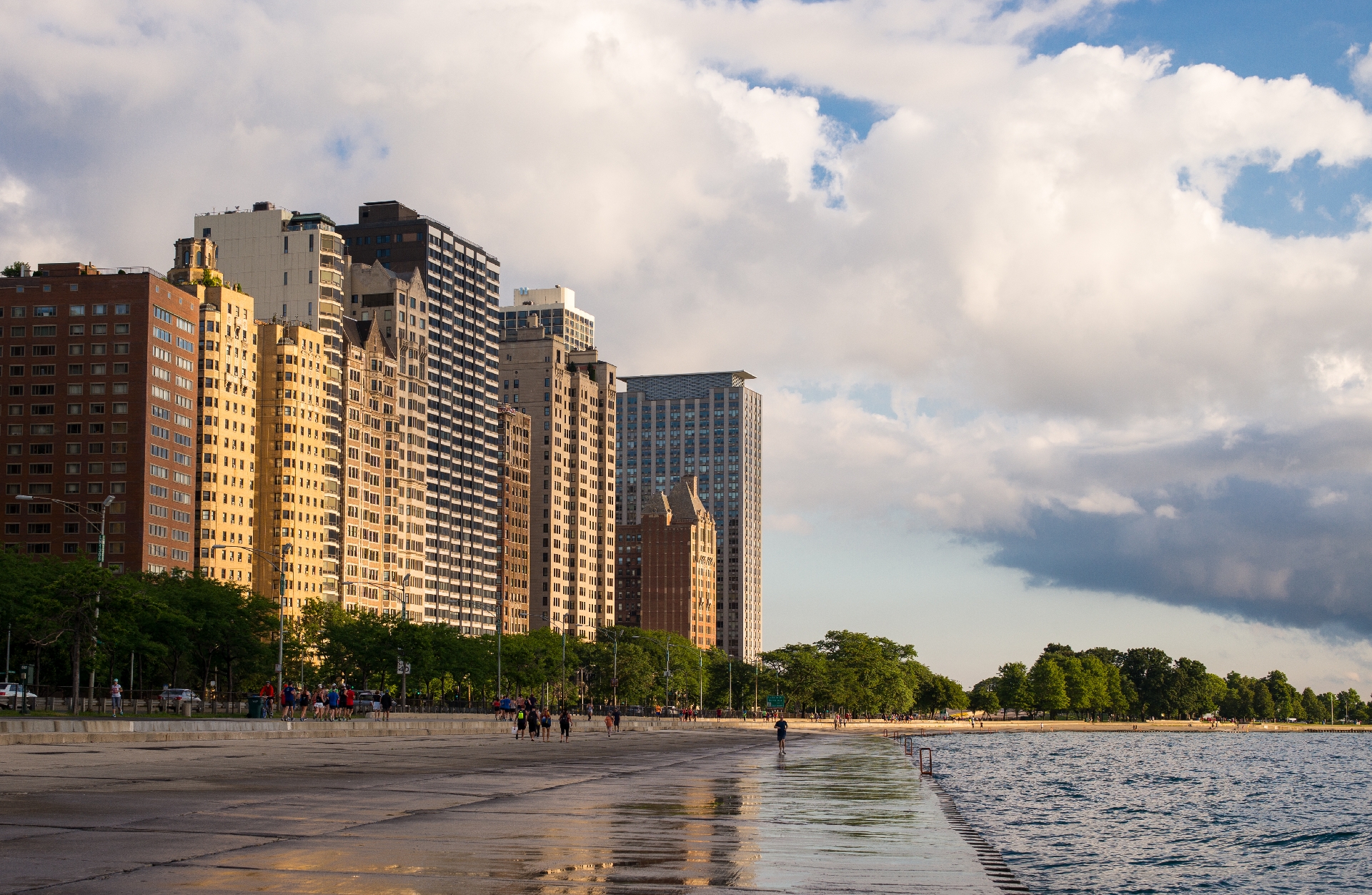 Behang van een carrousel met flats in Calpe.