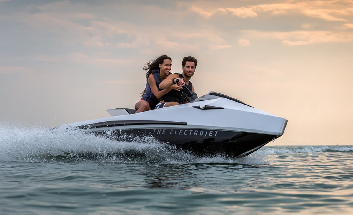 Beeld van twee mensen die jetskiën in Calpe.